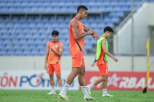 效力越南聯(lián)賽滿5年！外媒：身高1.95米的巴西中衛(wèi)杜飛龍入籍越南