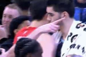 今天在場(chǎng)上糾纏一整晚！楊瀚森賽后和埃迪擁抱致意 兩人合計(jì)11犯