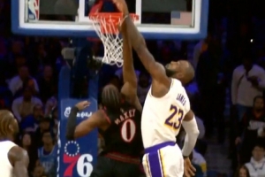 一防一傳！詹姆斯大帽馬克西直接抓球反擊 助飛八村空接打停76人