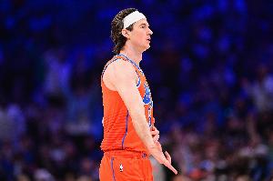 這又是哪來(lái)的？雷霆雙向卡爾森9中5砍下13分6板 首節(jié)2分鐘轟11分