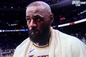 關鍵中投！詹姆斯：料到他們會攔截突破 我就后撤創(chuàng)造投籃空間