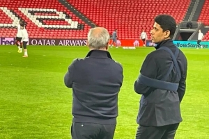 帶傷督戰(zhàn)！巴黎圣日耳曼主席納賽爾手打石膏，觀看球隊訓(xùn)練