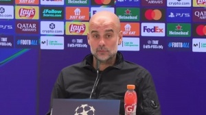 給阿隆索建議？瓜帥反諷：讓他自個(gè)兒尿吧 只要不尿古龍香水就好