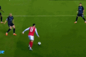 馬丁內(nèi)利左側(cè)傳中，門前約克雷斯的頭球稍稍偏出