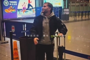 博主：國(guó)安外援古加今天凌晨離開北京，工作人員、部分球迷送機(jī)